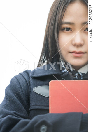 赤い本を抱える女子高生 赤い本を抱える女子高生 112988217