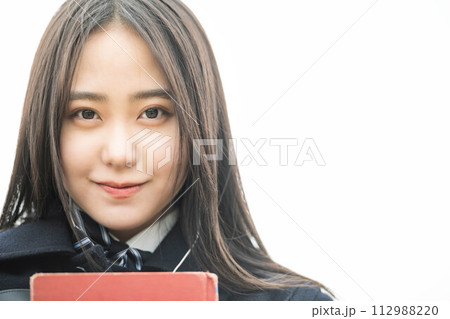 赤い本を抱える女子高生 112988220