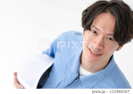 作業服の男性　俯瞰 112988307