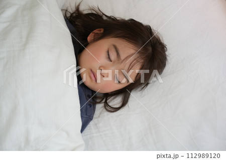 穏やかな眠り:昼寝中の女の子のやすらぎ 穏やかな眠り:昼寝中の女の子のやすらぎ 112989120