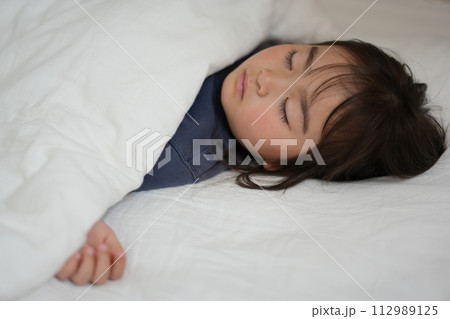 穏やかな眠り：昼寝中の女の子のやすらぎ 112989125