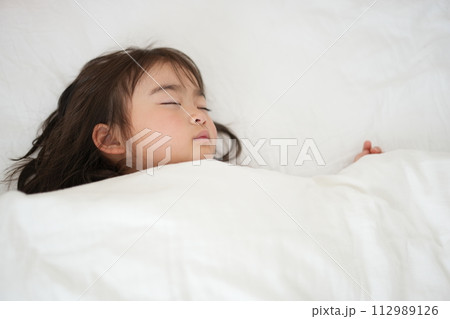 穏やかな眠り：昼寝中の女の子のやすらぎ 112989126