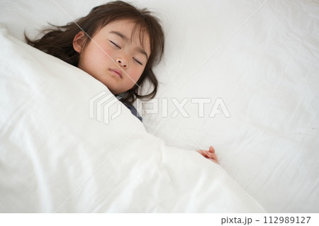 穏やかな眠り：昼寝中の女の子のやすらぎ 112989127