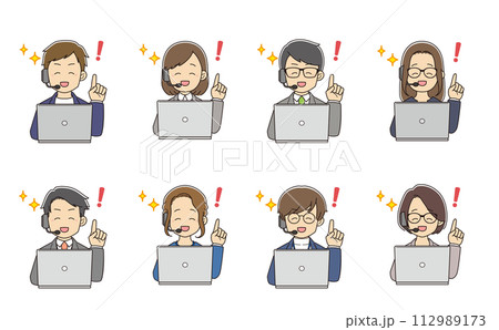 パソコンを前に、問題が解決してはつらつとするインカムを付けた若い男女のオペレーターたち 112989173