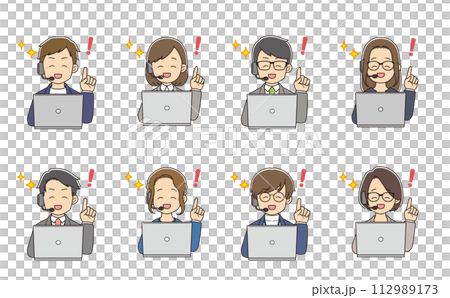 パソコンを前に、問題が解決してはつらつとするインカムを付けた若い男女のオペレーターたち 112989173