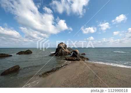 夫婦岩のある二見浦の風景 夫婦岩のある二見浦の風景 112990018