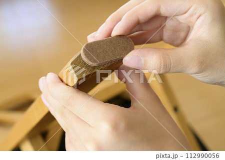 椅子の脚によるキズ防止（ビフォーアフター） 112990056