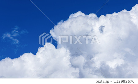 真夏の青空に発生した積乱雲(入道雲) 真夏の青空に発生した積乱雲(入道雲) 112992670
