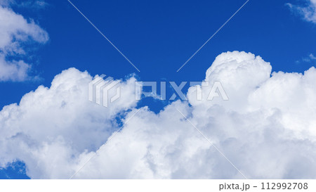 真夏の青空に発生した積乱雲(入道雲) 真夏の青空に発生した積乱雲(入道雲) 112992708