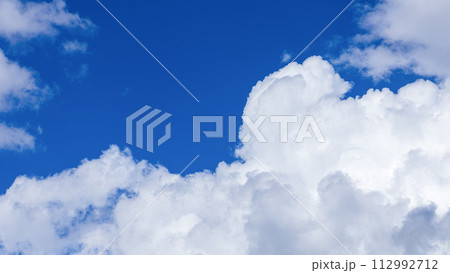 真夏の青空に発生した積乱雲（入道雲） 112992712