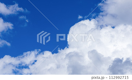 真夏の青空に発生した積乱雲(入道雲) 真夏の青空に発生した積乱雲(入道雲) 112992715