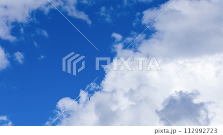 真夏の青空に発生した積乱雲(入道雲) 真夏の青空に発生した積乱雲(入道雲) 112992723