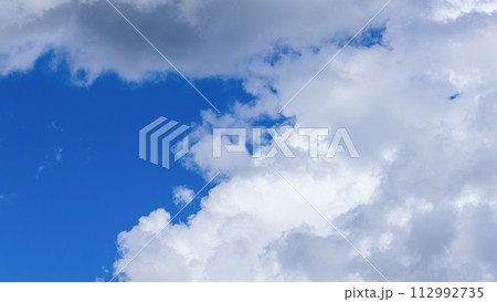 真夏の青空に発生した積乱雲(入道雲) 真夏の青空に発生した積乱雲(入道雲) 112992735
