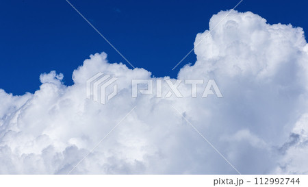 真夏の青空に発生した積乱雲(入道雲) 真夏の青空に発生した積乱雲(入道雲) 112992744