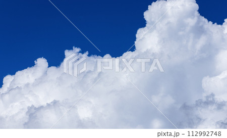 真夏の青空に発生した積乱雲(入道雲) 真夏の青空に発生した積乱雲(入道雲) 112992748