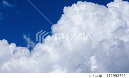 真夏の青空に発生した積乱雲（入道雲） 112992765