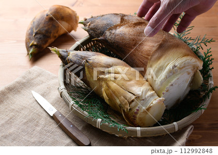 春の味覚 とれたての竹の子 春の味覚 とれたての竹の子 112992848