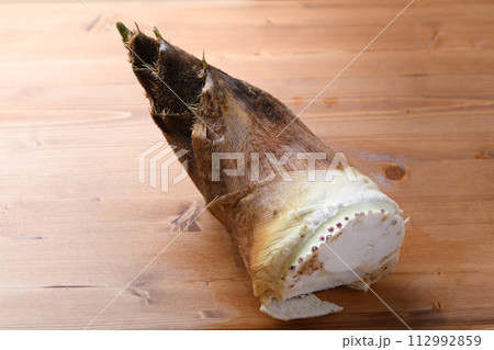 春の味覚 とれたての竹の子 春の味覚 とれたての竹の子 112992859