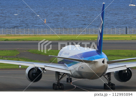 滑走路に向かう旅客機　ジェット機　空港　旅イメージ　出発イメージ 112993894