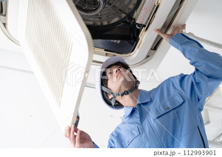 作業服の男性　エアコンクリーニング　点検 112993901