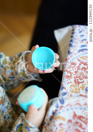 小物で遊ぶ子供の手 112994130