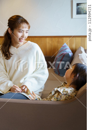 子供の面倒を見ている母親 112994151