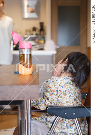 子供の面倒を見ている母親 子供の面倒を見ている母親 112994236
