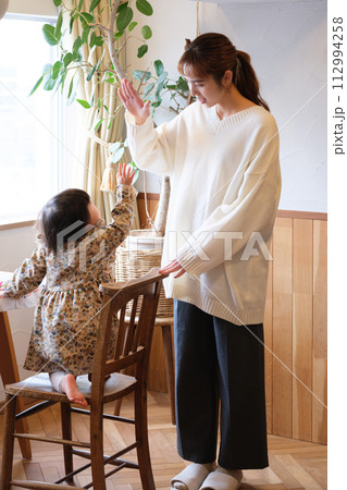 子供の面倒を見ている母親 子供の面倒を見ている母親 112994258