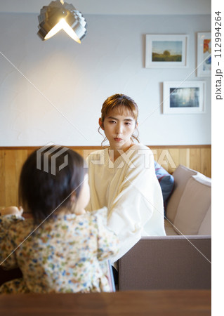 子供の面倒を見ている母親 112994264