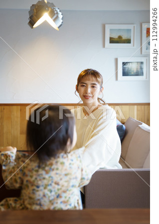 子供の面倒を見ている母親 子供の面倒を見ている母親 112994266