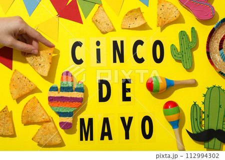 Inscription "Cinco de Mayo" with festive decorations 112994302
