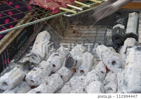 炭火料理の焼き肉屋や焼き鳥の焼き物は炭の香りが食欲2 炭火料理の焼き肉屋や焼き鳥の焼き物は炭の香りが食欲2 112994447