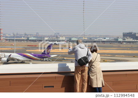 飛行機を眺める利用客 羽田空港 展望デッキの風景 飛行機を眺める利用客 羽田空港 展望デッキの風景 112994548