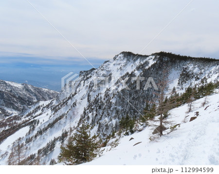 残雪期の黒斑山(外輪山の稜線から見える黒斑山とトーミの頭) 残雪期の黒斑山(外輪山の稜線から見える黒斑山とトーミの頭) 112994599