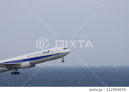 離陸、上昇する旅客機 離陸、上昇する旅客機 112994656