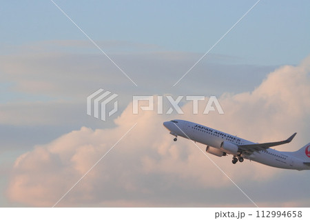 離陸、上昇する旅客機 112994658