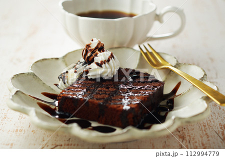 チョコレートのパウンドケーキとコーヒー チョコレートのパウンドケーキとコーヒー 112994779
