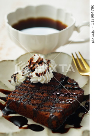 チョコレートのパウンドケーキとコーヒー 112994790