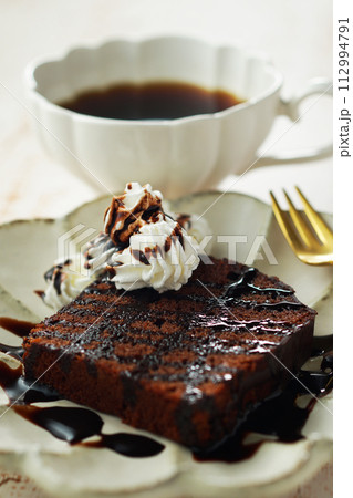 チョコレートのパウンドケーキとコーヒー チョコレートのパウンドケーキとコーヒー 112994791