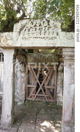 ベンメリア遺跡のレリーフ【カンボジア】 112995456