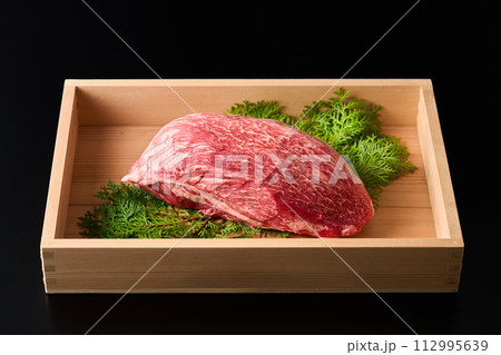 国産黒毛和牛、モモ肉(シンシン)1.7kg 国産黒毛和牛、モモ肉(シンシン)1.7kg 112995639