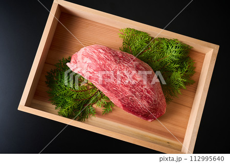 国産黒毛和牛、モモ肉(シンシン)1.7kg 国産黒毛和牛、モモ肉(シンシン)1.7kg 112995640