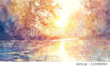幻想的な夕暮れの光と穏やかな池の水彩イラスト風景 112996064