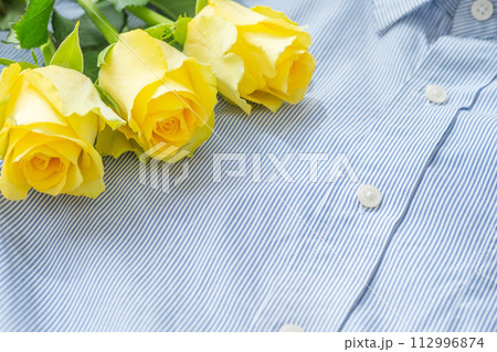 黄色い薔薇と父の日のイメージ 112996874