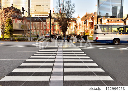 西日があたる東京駅と駅前道路の横断歩道 西日があたる東京駅と駅前道路の横断歩道 112996938