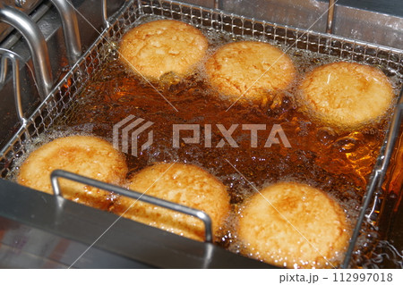 北海道名産のジャガイモコロッケ揚げたて1 112997018