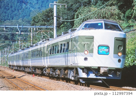 横浜に向かって走る特急はまかいじ号 112997394