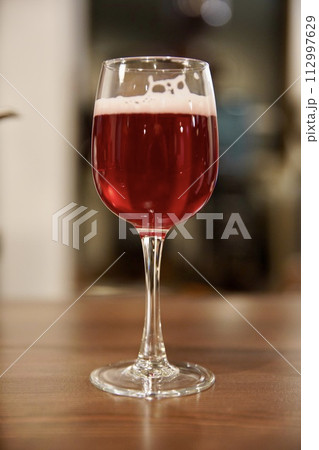 ワイングラスの赤いビール 112997629