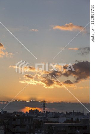 住宅街の上空に広がる朝焼け　日の出　住宅地の朝　早朝　朝焼け　朝日　太陽 112997719