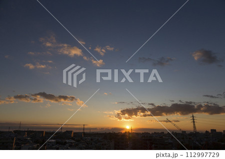 住宅街の上空に広がる朝焼け　日の出　住宅地の朝　早朝　朝焼け　朝日　太陽 112997729
